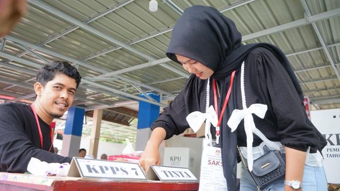 seorang-pemilih-mencelupkan-jari-pada-tinta-setelah-melakukan-pencoblosan.jpg