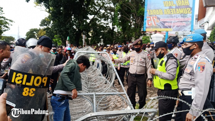 Bentrok dengan Polisi, 20 Remaja Kembali Diamankan saat Demo Tolak UU Cipta Kerja di Padang