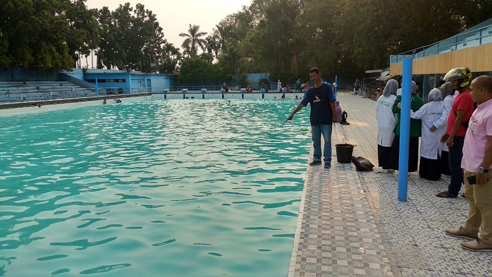 seorang-sedang-menunjuk-kolam-di-mana-siswa-smp-taman-siswa.jpg