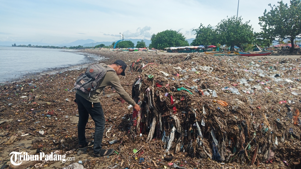 seorang-warga-melihat-tumpukan-sampah-di-pantai-muaro-lasak-padang-kamis-1412021.jpg