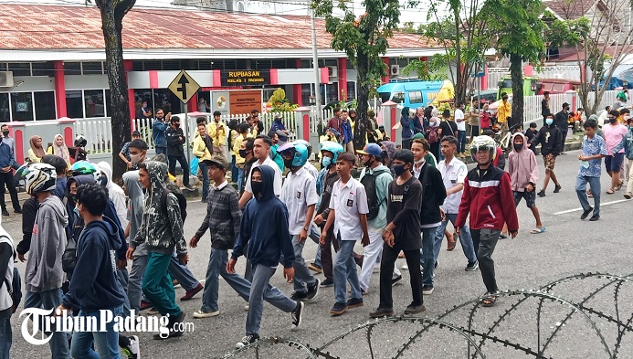 siswa-berseragam-sma-ikut-aksi-demo-tolak-uu-cipta-kerja-di-dprd-sumbar.jpg