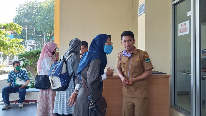 siswa-dan-orang-tua-saat-berkunjung-ke-dinas-pendidikan-sumbar-untuk-menanyakan.jpg