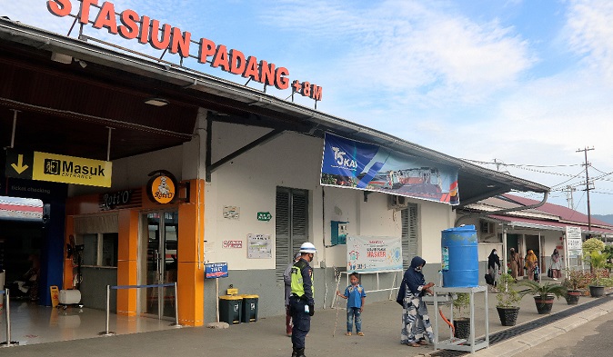 Tak Pakai Masker, Penumpang Dilarang Masuk Area Stasiun Kereta Api di Sumbar