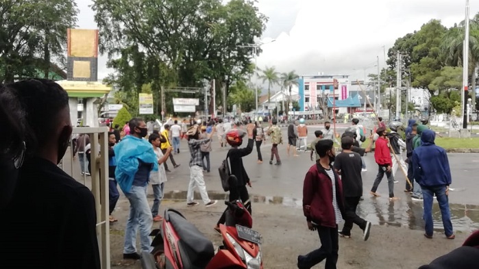 suasana-kerusuhan-demo-di-simpang-dprd-sumbar-kamis-8102020.jpg