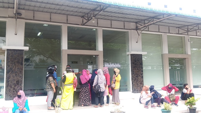 suasana-orang-tua-murid-datangi-disdik-padang-jumat-1072020.jpg