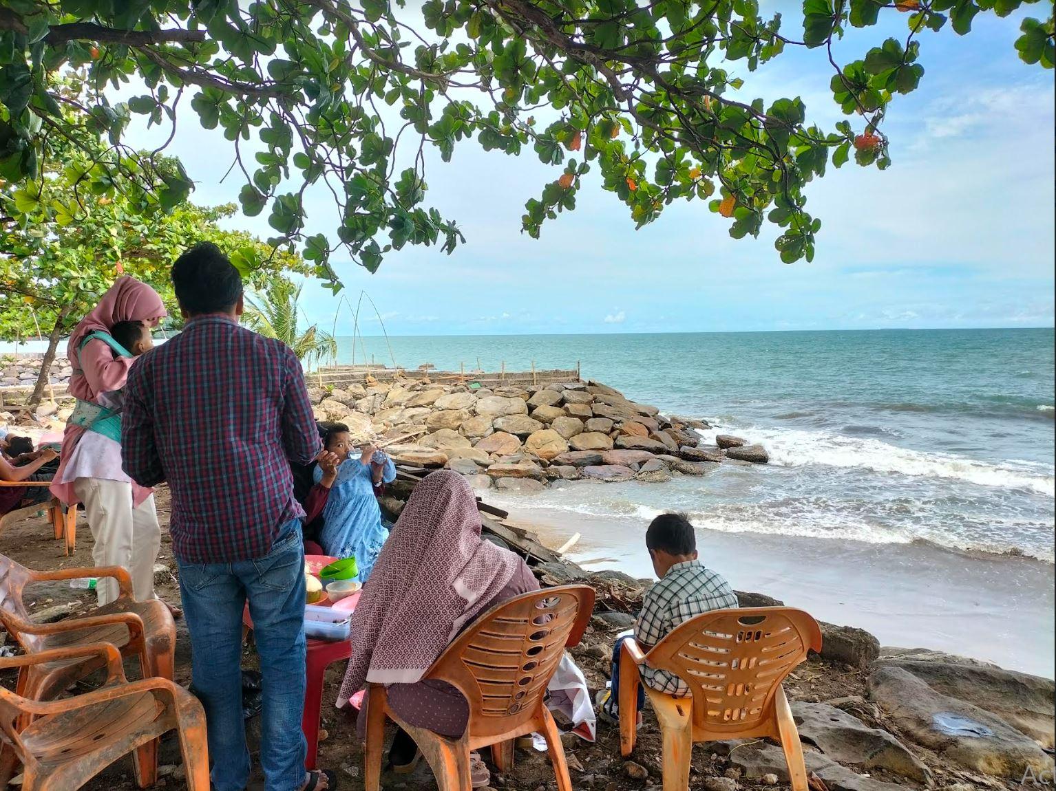 suasana-pantai-Padang-hari-keempat-libur-lebaran.jpg