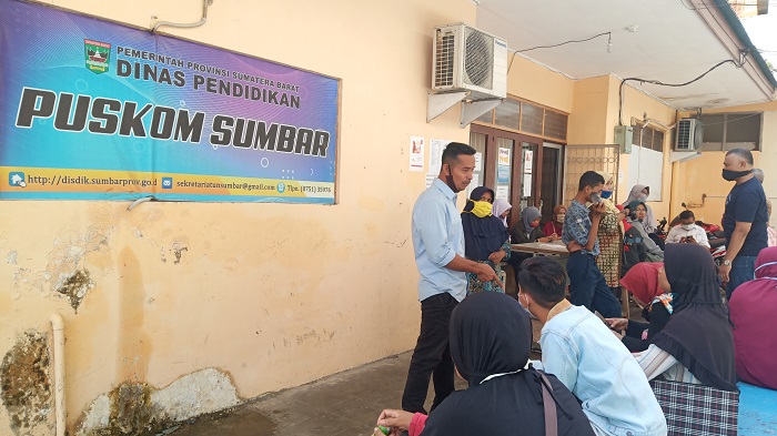 suasana-posko-ppdb-sma-dan-smk-sumbar-di-hari-terakhir-pendaftaran-rabu-872020.jpg