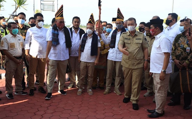 sufmi-dasco-dan-sandiaga-uno-saat-tiba-di-padang-kamis-12112020.jpg