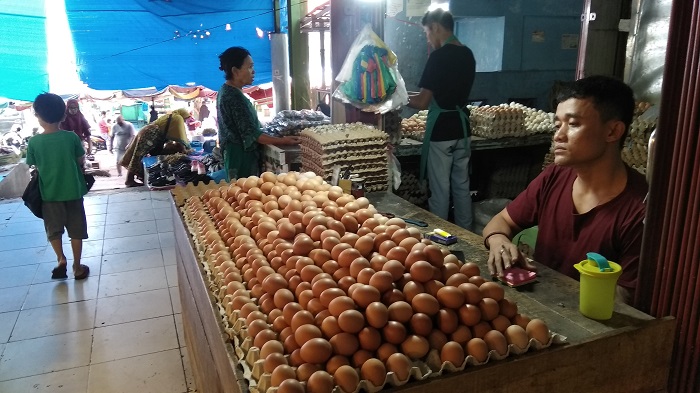 surya-sedang-menunggu-pembeli-di-kios-telurnya-rabu-742021.jpg