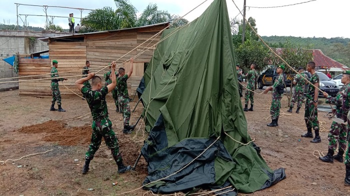 Prajurit Yonif 131/Braja Sakti Bantu Masyarakat Terdampak Gempa di Solok Selatan