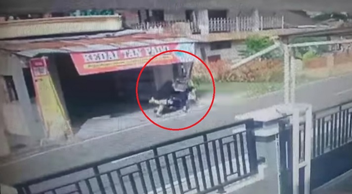 tangkapan-layar-emak-emak-gagalkan-aksi-jambret-di-agam-sumatera-barat.jpg