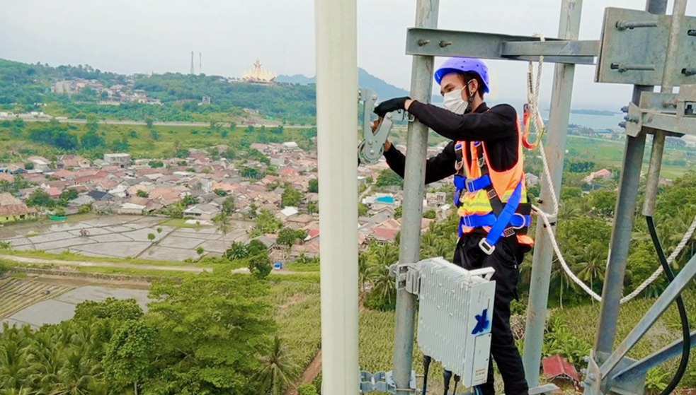 teknisi-xl-axiata-sedang-bekerja-di-atas-tower-bts.jpg