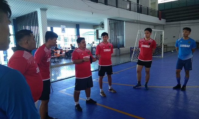 tim-pra-pon-futsal-sumbar-saat-melakukan-sesi-latihan-di-lapangan-rafhely-futsal.jpg