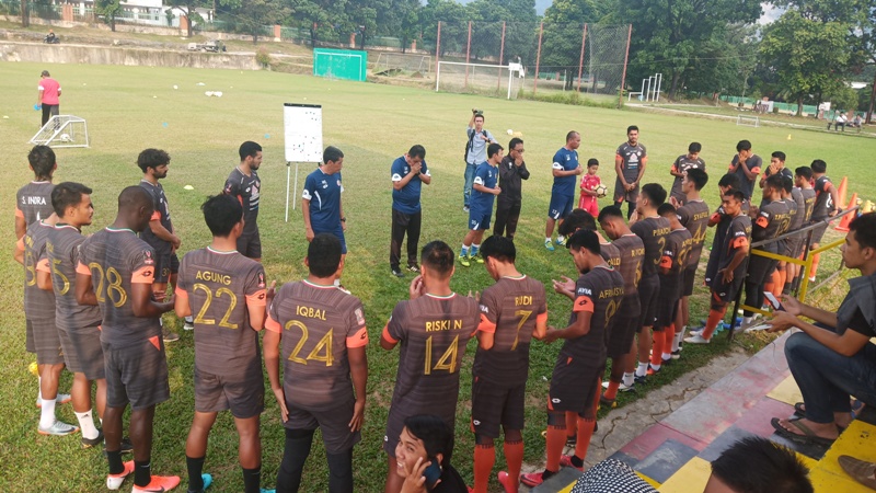 tim-semen-padang-fc-berdoa-bersama-s.jpg