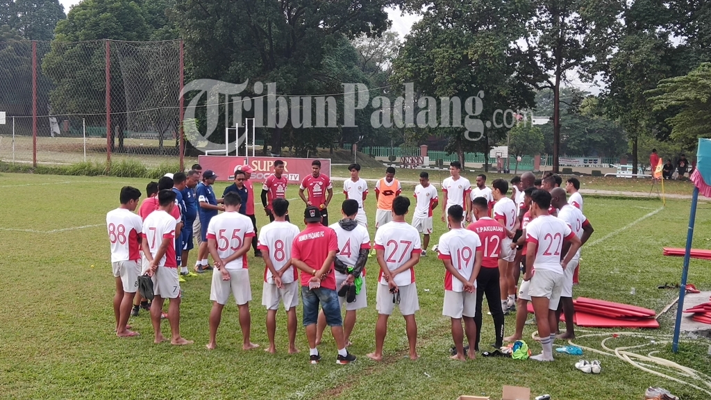 tim-semen-padang-fc-saat-diberikan-arahan-oleh-pelatih-eduardo-almeida-di-lapangan-mess-indarung.jpg