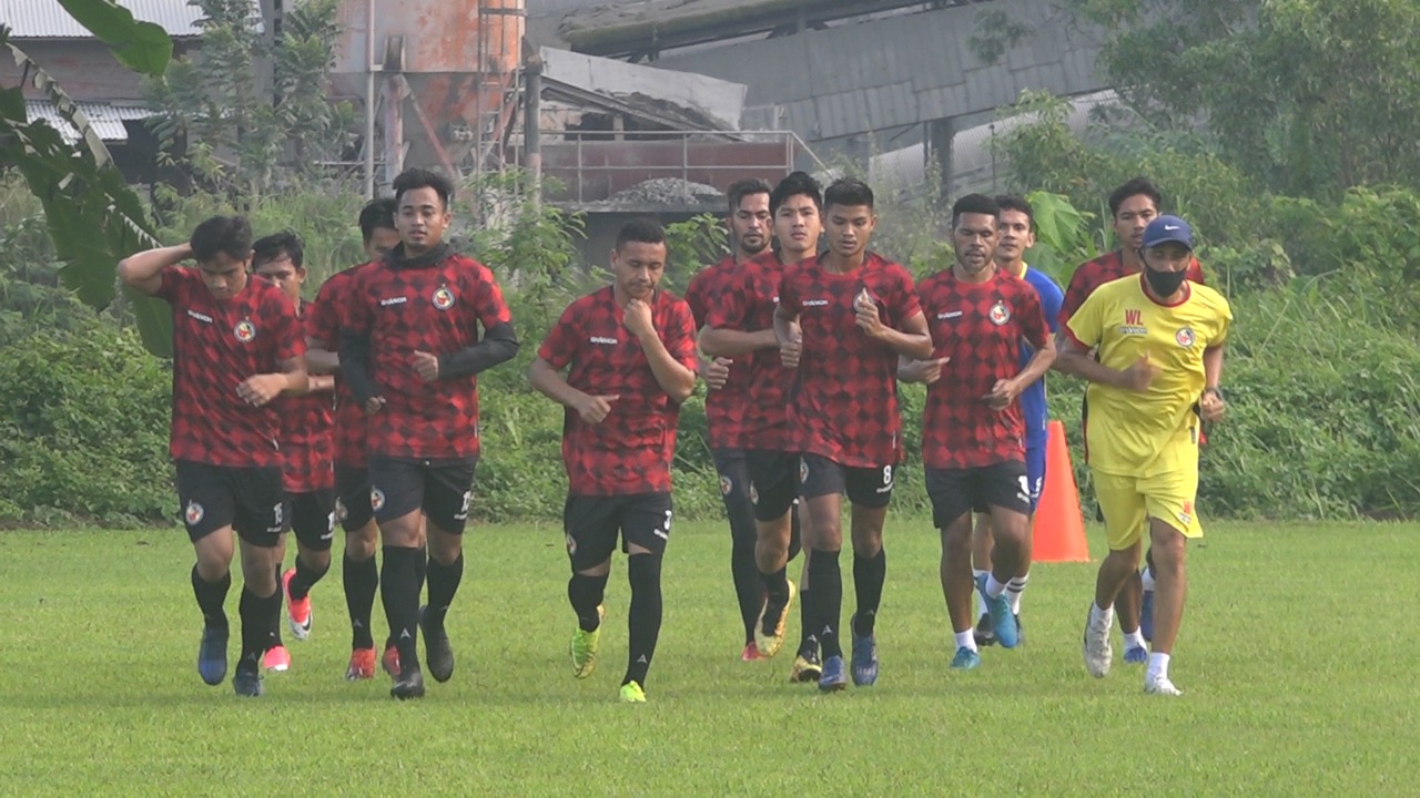 tim-semen-padang-fc-saat-mengikuti-latihan-di-lapangan-mess-indarung-kamis-392020.jpg