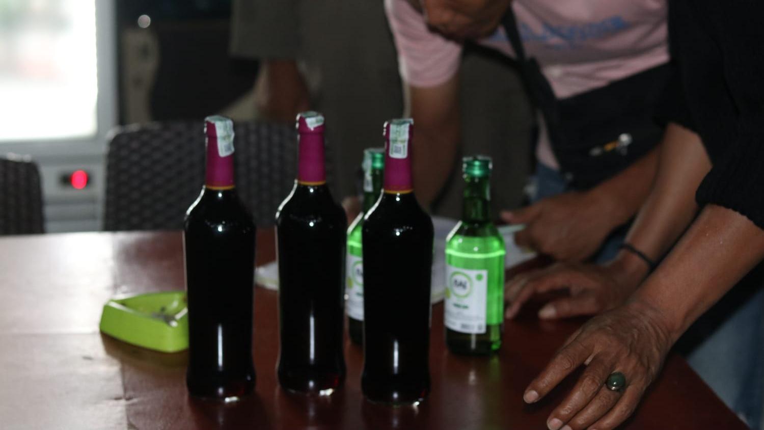 tpol-PP-Kota-Padang-mengamankan-puluhan-botol-minuman.jpg