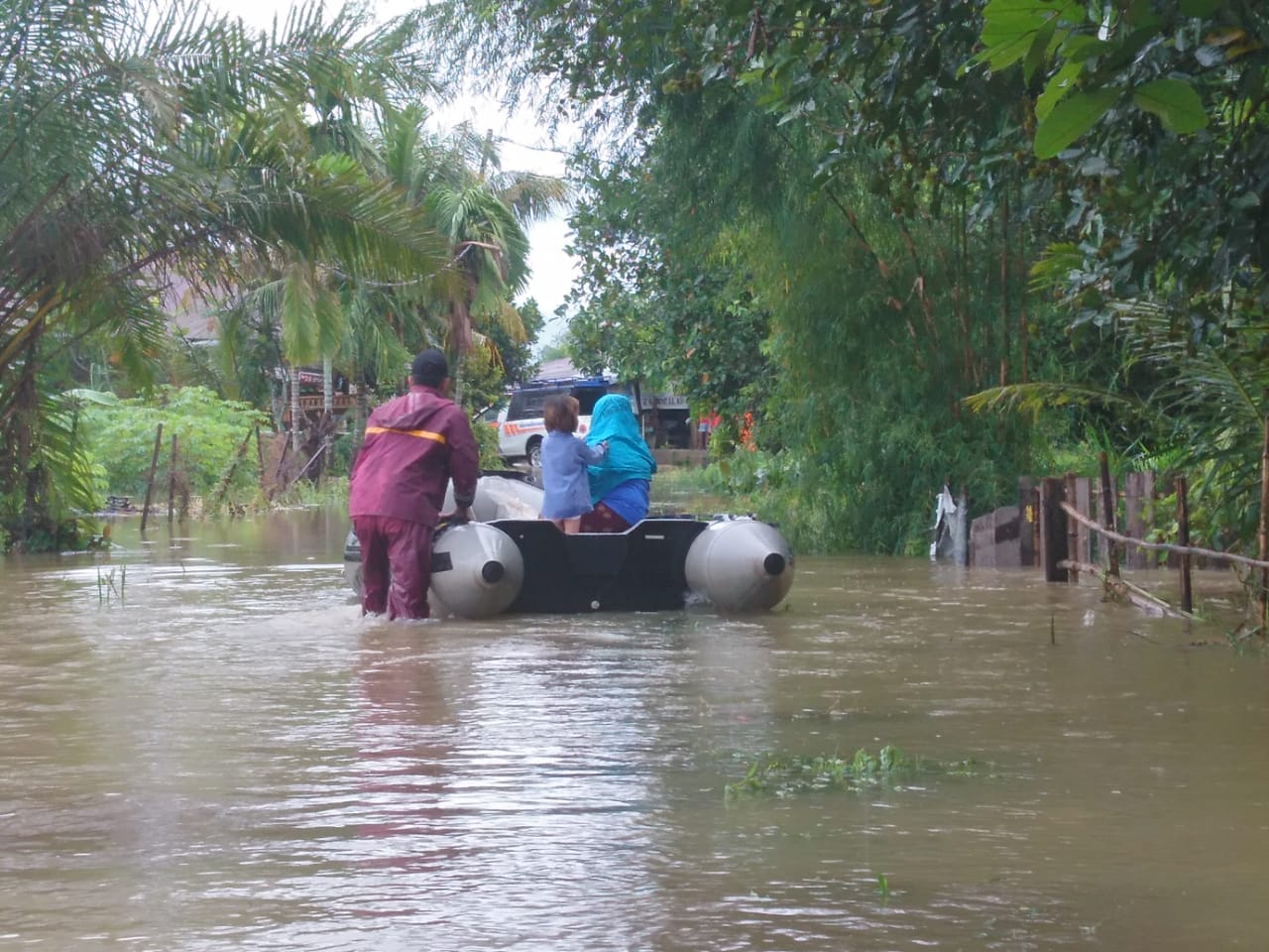 trc-bpbd-kota-padang-evakuasi-satu-keluarga-terjebak-banjir-tunggul-hitam.jpg