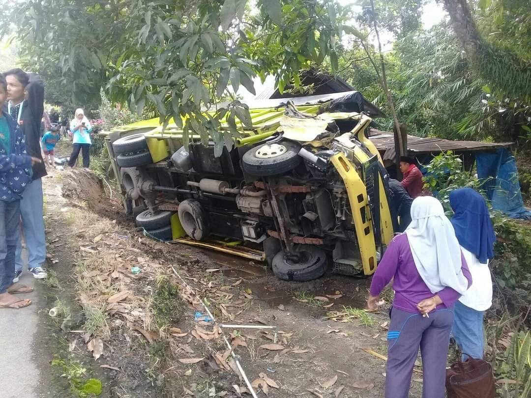 truk-terbalik-di-tranah-datar.jpg