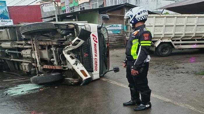 Truk Box Terguling Akibat Tabrak Pembatas Jalan Fly Over di Bukittinggi