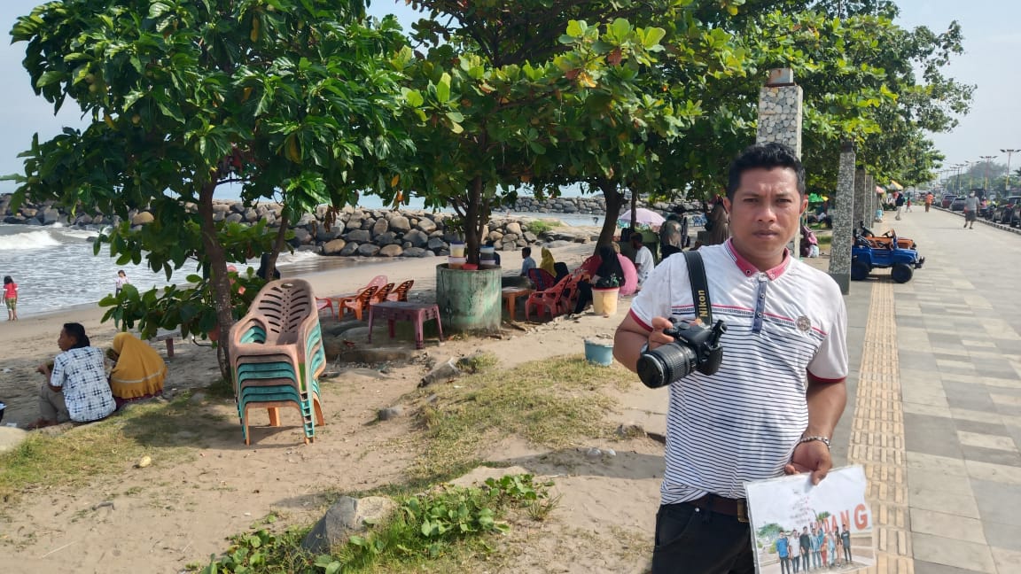 tukang-foto-keliling-di-padang-bukan-saja-harus-bersaing-dengan-smartphone.jpg