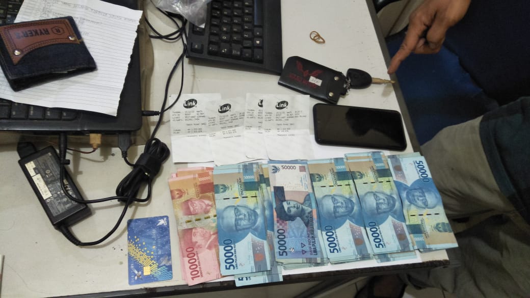 uang-tunai-yang-disita-dari-seorang-sopir-travel-yang-menguras-isi-atm.jpg