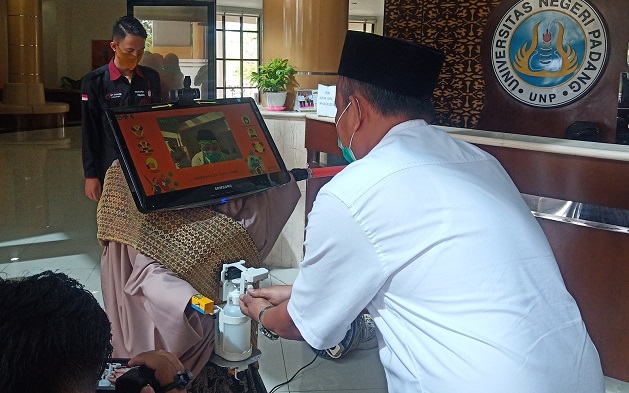 uji-coba-robot-anti-corona-yang-diciptakan-mahasiswa-unp-jumat-6112020.jpg