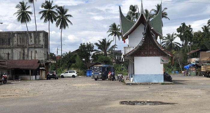Miris! Terminal Simpang Empat Pasaman Barat Kumuh, Jalan Berlubang, Penumpang Tetap Berdatangan