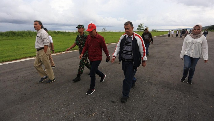 wagub-sumbar-nasrul-abit-saat-meninjau-bandara-rokot-di-kabupaten-kepulauan-mentawai.jpg