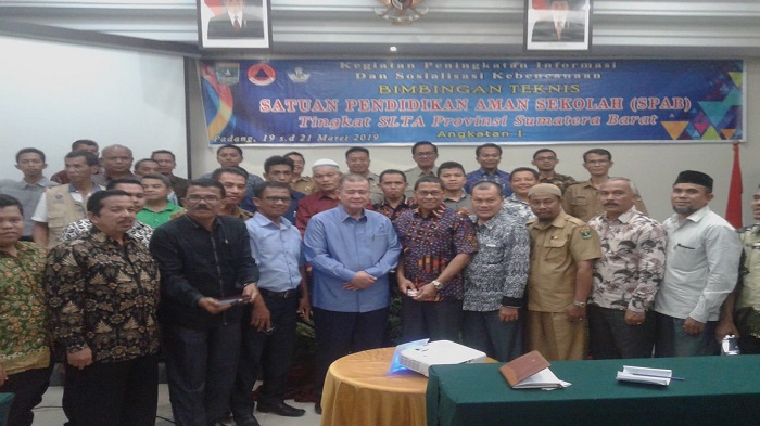 wakil-gubernur-sumatra-barat-nasrul-abit-dalam-acara-bimbingan-teknis-satuan-pendidikan-aman-bencana.jpg