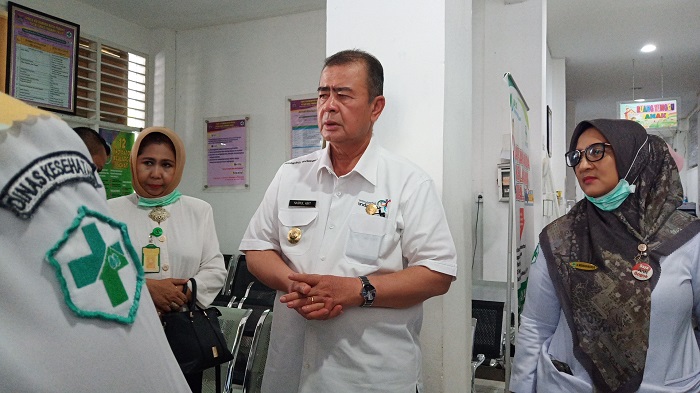wakil-gubernur-sumbar-nasrul-abit-saat-berkunjung-ke-puskesmas-padang-pasir.jpg