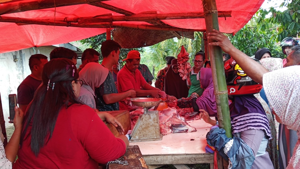 warga-antre-membeli-daging-di-simpang-guo-di-jalan-kampung-tanjung.jpg