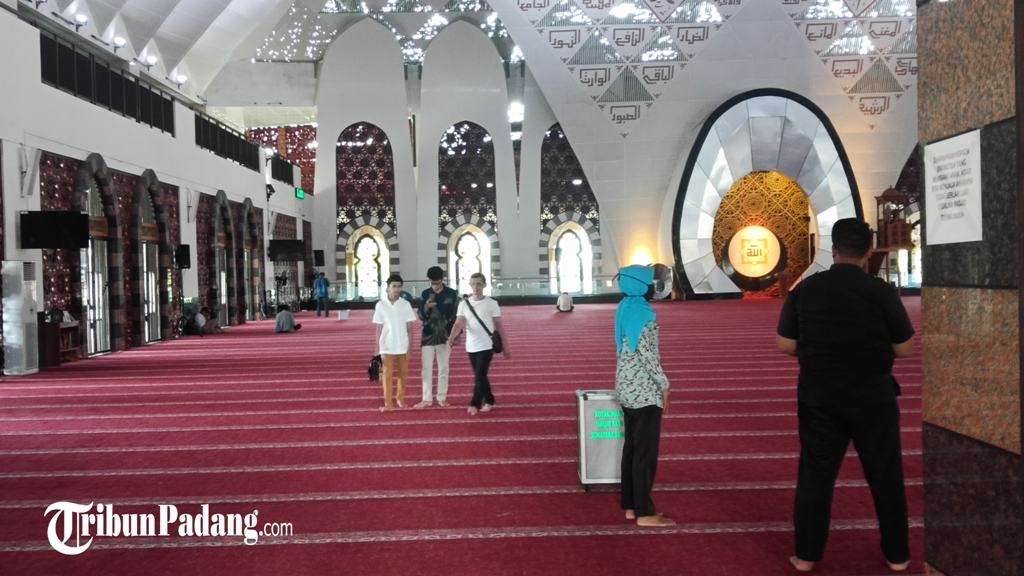 warga-melaksanakan-shalat-dzuhur-pengganti-shalat-jumat-di-masjid-raya-sumbar-karena-wabah-corona.jpg