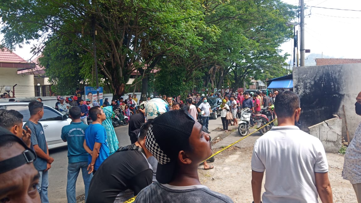 warga-mendatangi-lokasi-seorang-pria-yang-ditemukan-kesetrum-listrik-di-lubek-begalung.jpg