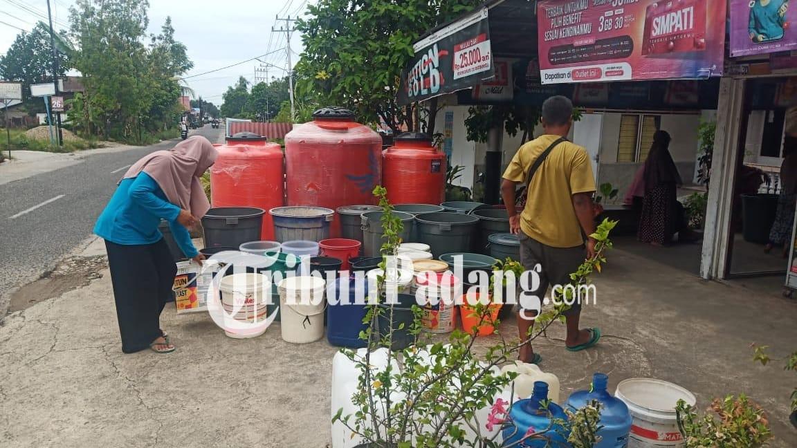 warga-pasar-ambacang-menunggu-air-bersih-1712026.jpg
