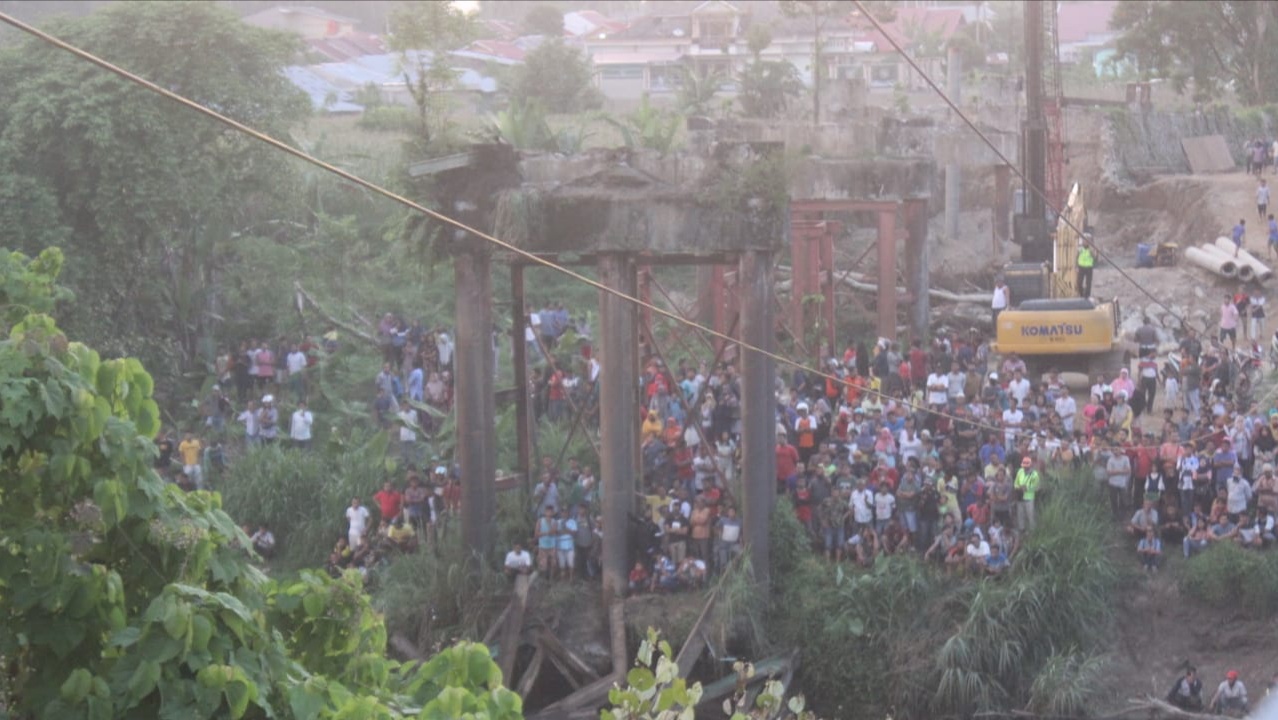 warga-ramai-di-lokasi-ambruknya-jembatan-sikabu-kecamatan-lubuk-alung.jpg
