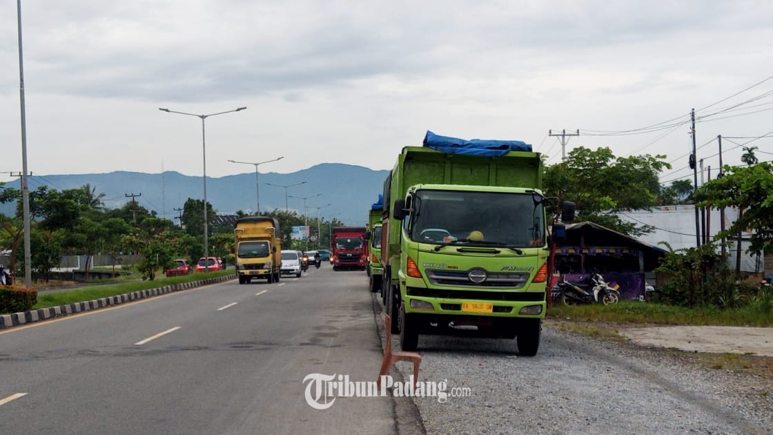 warga-terpaksa-meletakkan-kursi-di-depan-warung-mereka-agar-tidak-tertutpi-truk-yang-antre.jpg