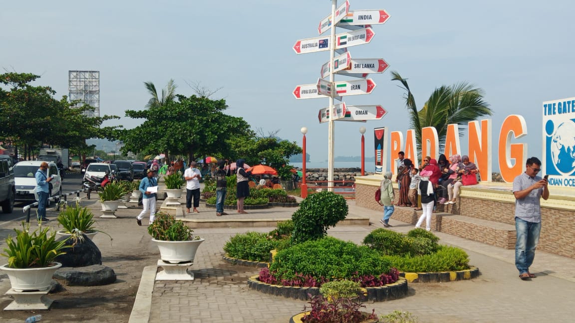 wisatawan-mulai-memadati-kawasan-kawasan-monumen-iora-dan-pantai-padang.jpg