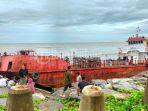 2-Kapal-Pengangkut-BBM-Terseret-Arus-di-Padang-Pertamina-Pastikan-Stok-BBM-Aman-di-Mentawai.jpg