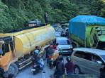 ARUS-LALIN-TERGANGGU-Kondisi-dua-truk-yang-mengalami.jpg