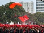 Acara-Puncak-HUT-ke-50-PDIP-Dimulai-Jokowi-Disambut-Atraksi-Terjun-Payung-Satgas-Cakra-Buana.jpg