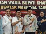 Adi-Gunawan-dan-Romi-Siska-Putra-saat-mendaftar-ke-KPU-Dharmasraya-Jumat.jpg