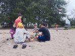 Akhir-Pekan-di-Pantai-Ujung-Batu-Padang-Tawarkan-Hamparan-Pasir-Luas-hingga-Rindangnya-Pohon-Pinus.jpg