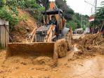 Akses-Jalan-Menuju-Pantai-Air-Manis-Buka-Tutup-Alat-Berat-Masih-Bekerja-Bersihkan-Material-Longsor.jpg