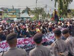 Aksi-demo-di-depan-Kantor-Gubernur-Sumatera-Barat-Senin-3172023.jpg