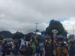 Aksi-demonstrasi-masyarakat-di-depan-Kantor-DPRD-Solok.jpg
