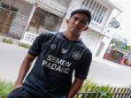 Aldo-Claudio-saat-memakai-baju-tim-Semen-Padang-FC.jpg