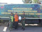 Anggota-Korem-023KS-saat-menyerahkan-bantuan-di-posko-Bukik-Batabuah-Kabupaten-Agam.jpg