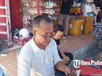 Aprizal-saat-memperbaiki-jam-tangan-pelanggannya-di-Pasar-Raya-Padang-Jumat-172022.jpg