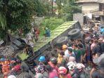 BREAKING-NEWS-Kecelakaan-Truk-di-Indarung-Padang-Seseorang-Terjepit.jpg